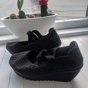 Bernie Mev. Closed Toe Wedged Shoes